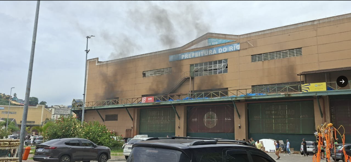 Fogo no barracão da Grande Rio requer ação rápida da brigada e bombeiros.