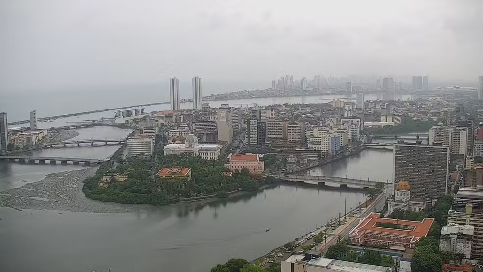 Carnaval sob a água: Recife revive caos com ruas alagadas