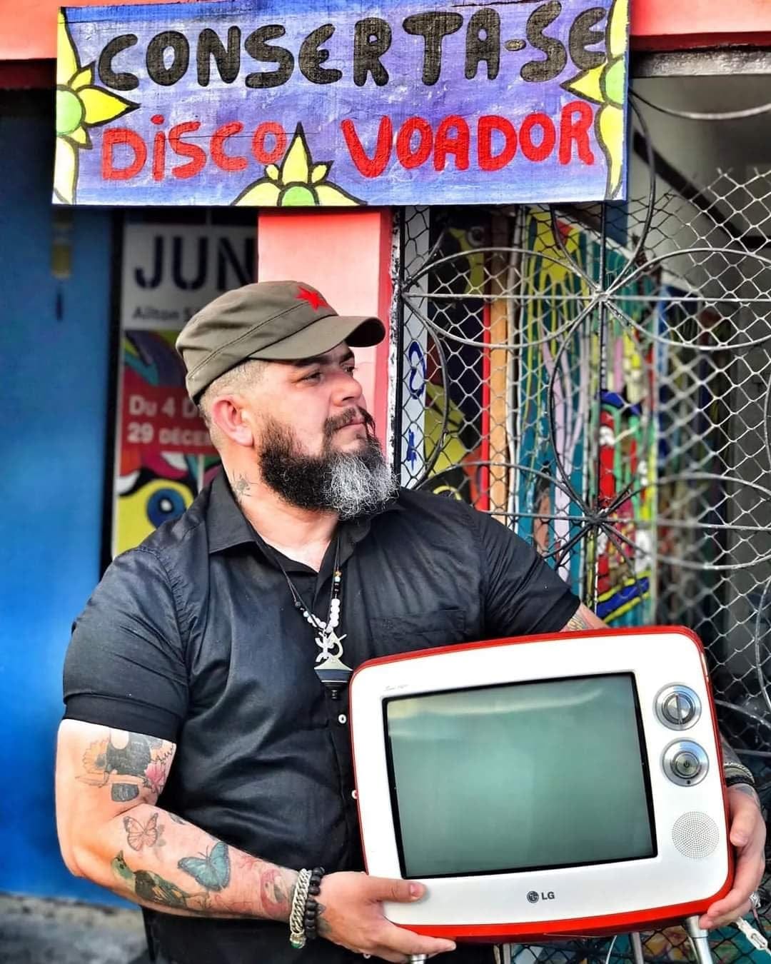 Ailton Santana celebra a identidade pernambucana através de uma arte que atravessa fronteiras
