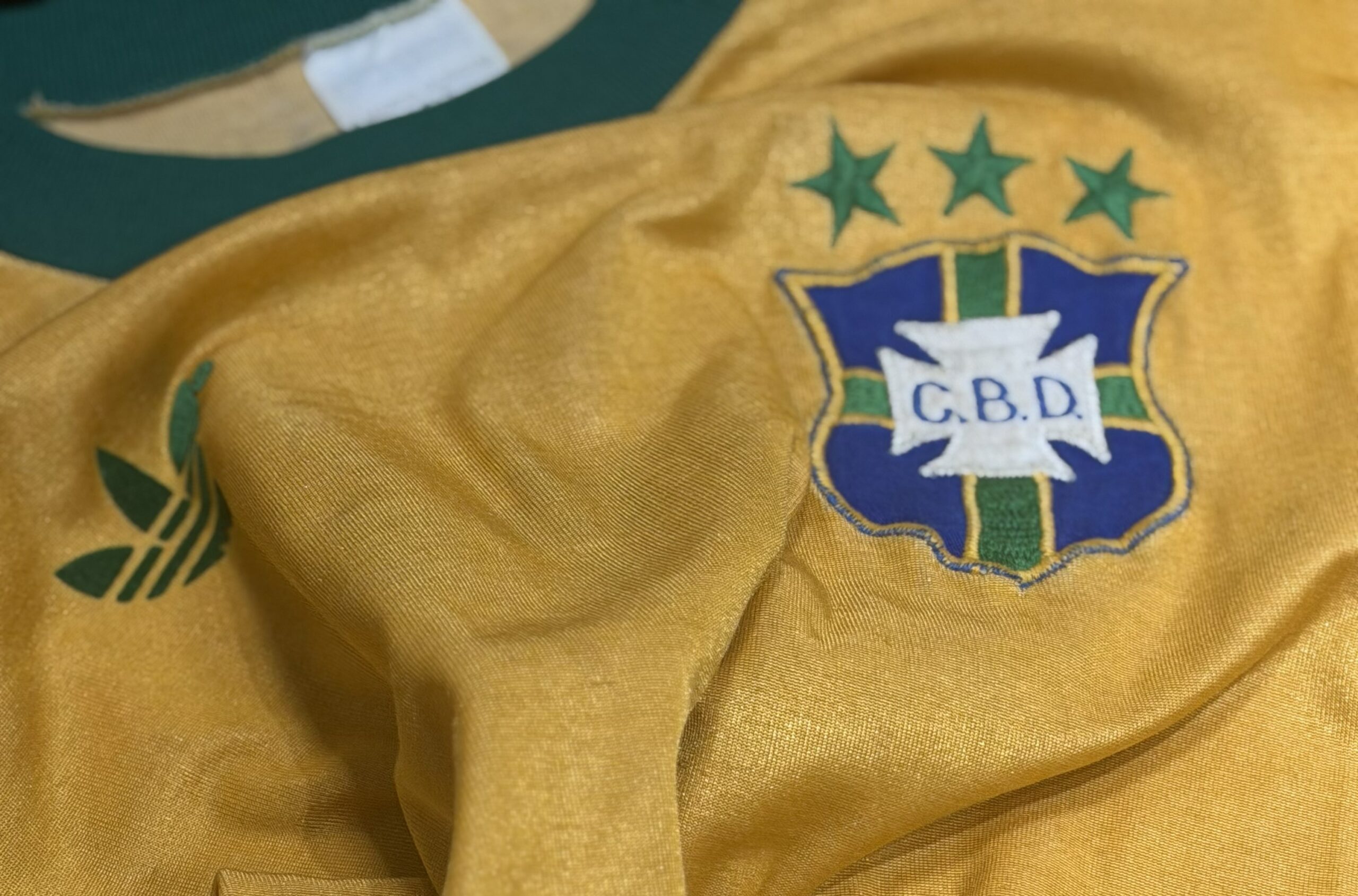 Pátio Higienópolis reúne camisas originais de lendas da Seleção Brasileira e do futebol mundial na exposição inédita “Mantos Campeões”