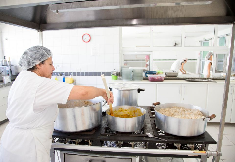 Denúncia pede apuração de contratação sem licitação para merenda escolar em Maringá