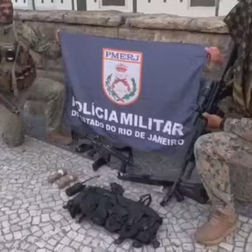 Ação policial na Maré paralisa transporte público no Rio de Janeiro com bloqueio de ônibus.