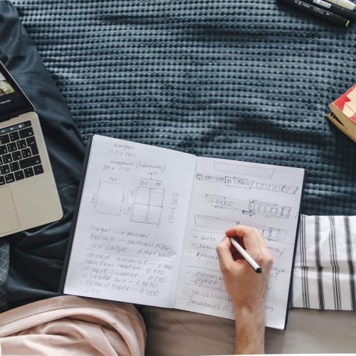 A cada um minuto, 6 alunos se inscrevem em cursos de IA segundo Coursera