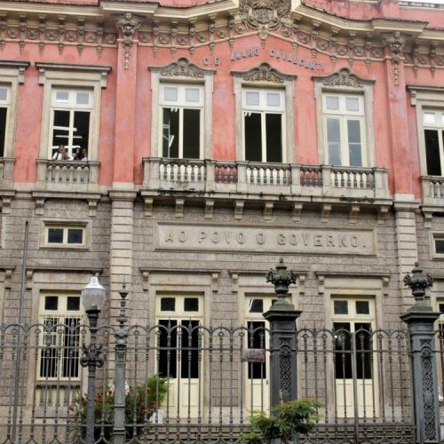 Gravação flagra policiais militares agredindo estudantes em escola pública no Rio