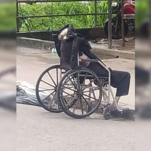 Filho transporta mãe morta em cadeira de rodas e choca comunidade