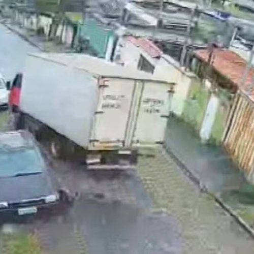 Acidente em Belo Horizonte: caminhão desgoverna em pista escorregadia e colide com três veículos parados.