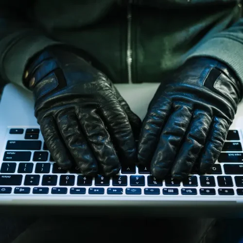 O avanço das milícias digitais e fake news como infração penal
