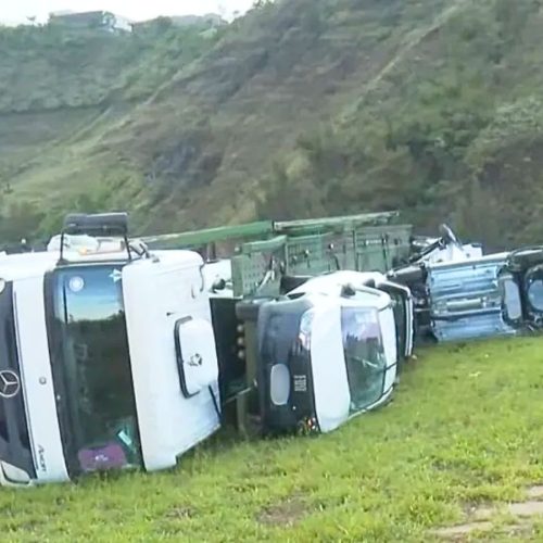 Acidente com carreta-cegonha provoca tombamento na BR-040 em Belo Horizonte