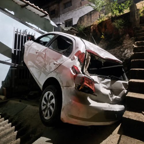 Motorista alcoolizado ignora sinalização e despenca em barranco em BH; ASSISTA AO VÍDEO