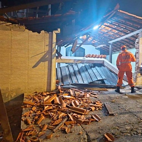 Trator fora de controle arrasa muro e danifica telhado ao entrar em residência em Belo Horizonte