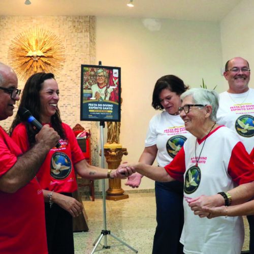 Festa do Divino de Mogi 2026 presta homenagem à rezadeira com 33 anos de dedicação