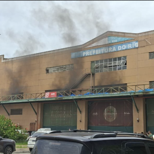 Fogo no barracão da Grande Rio requer ação rápida da brigada e bombeiros.