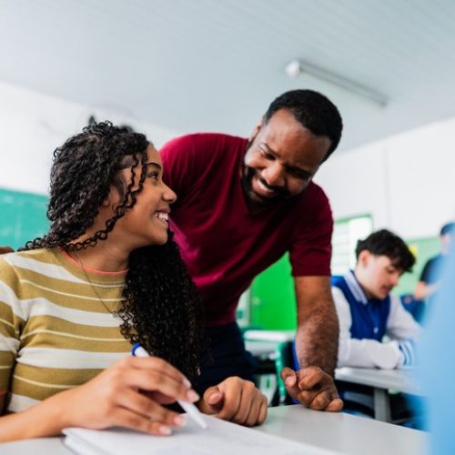 Pé-de-Meia ajuda a reduzir evasão escolar em 43% no ensino médio brasileiro