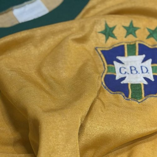 Pátio Higienópolis reúne camisas originais de lendas da Seleção Brasileira e do futebol mundial na exposição inédita “Mantos Campeões”