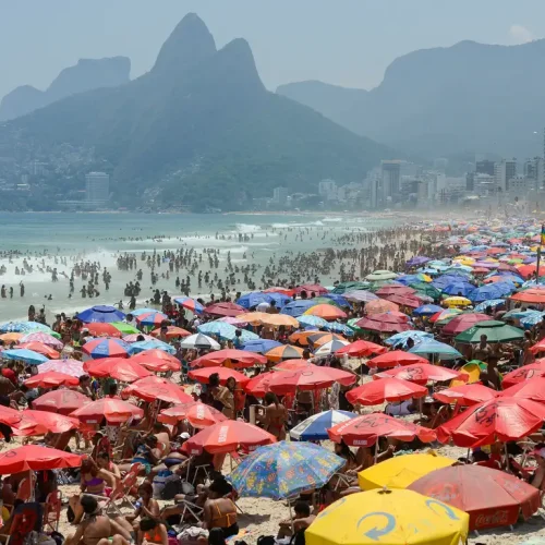 O calor continua castigando o Rio mesmo após o Carnaval, população em alerta.